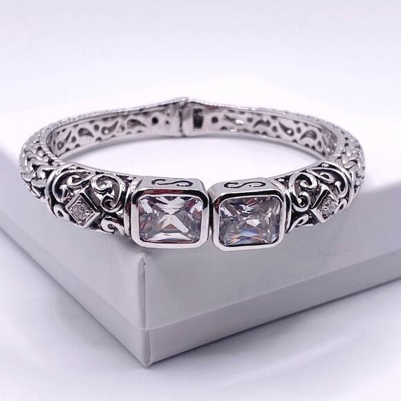 Beautiful Silver Plated Cuff Floral Decoration Sparkly CZ - Picture 8 of 8